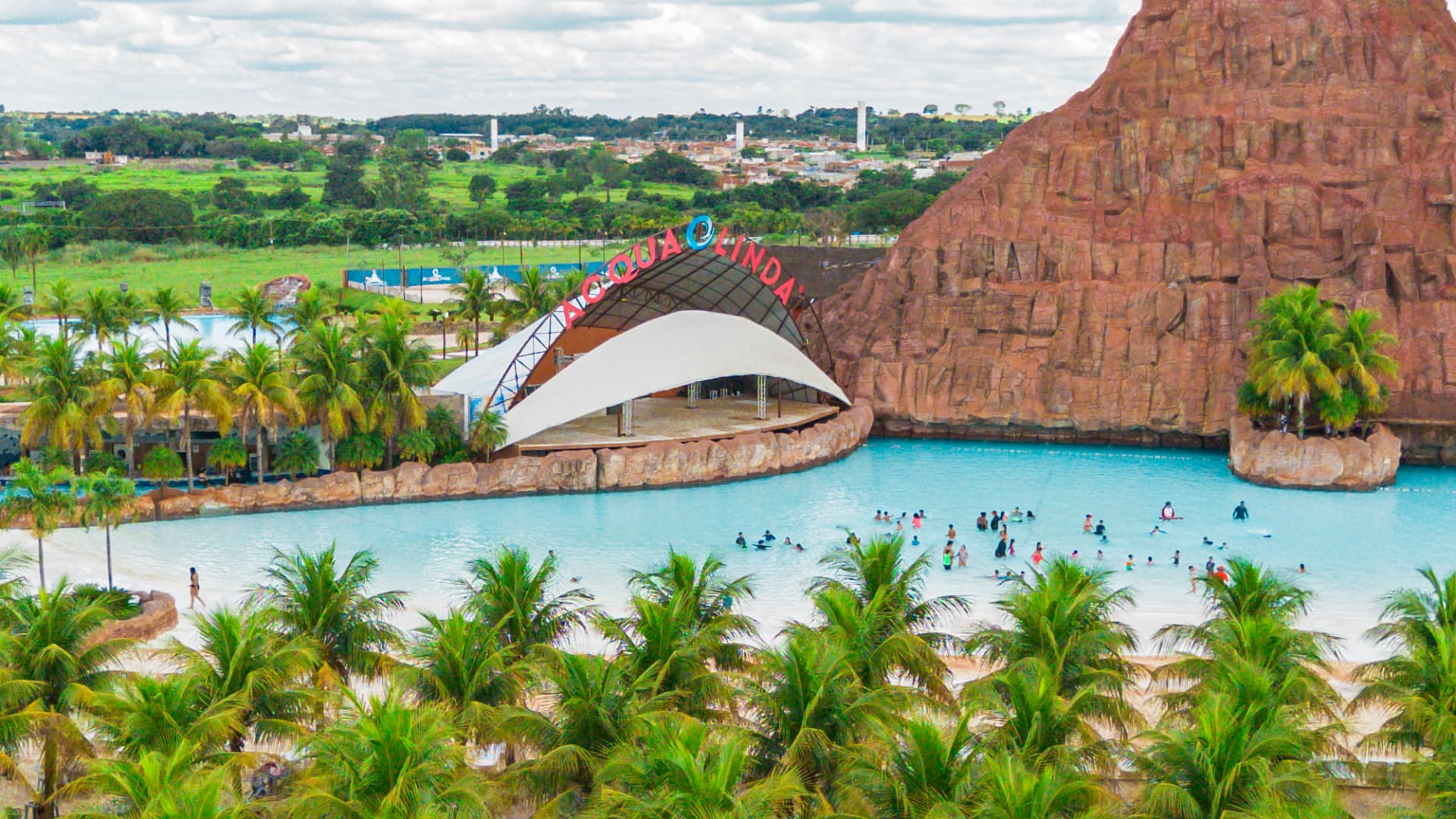 Vista aérea real da praia de ondas do Acqualinda cheia de visitantes